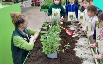 Le printemps arrive: cours de jardinage pour les CE offert par le Magasin Vert de Matignon
