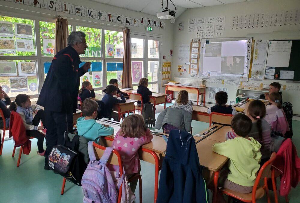 LES GS-CP APPRENNENT A PORTER SECOURS.